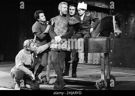 Appel photo pour la pièce William Shakespeare « Edward IV » au Royal Shakespeare Memorial Theatre, Stratford-upon-Avon.En photo, Ian Holm (Richard de Gloucester), Donald Sinden (Richard de York), Charles Kay (Clarence), Peter Gatrell (comte de Rutland), Roy Dotrice (Edward IV).15th juillet 1963. Banque D'Images