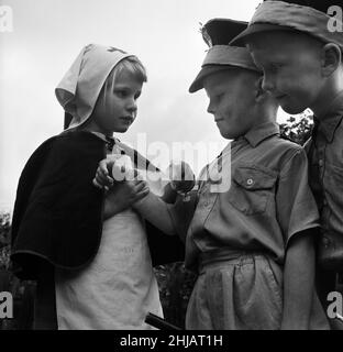 David Kilgour, 8 ans, veut être un soldat vu chez lui à Mochdre, dans la baie de Colwyn, avec les membres réguliers de son armée.Il s'agit de son frère Richard Kilgour, 5 ans, et Sandra Edwards, 5 ans.22nd juin 1963. Banque D'Images