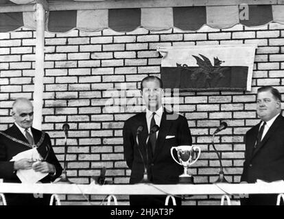 Le prince Philip visite le pays de Galles.Le duc d'Édimbourg s'exprimant à l'ouverture du Barry Sports Centre.Sur la gauche se trouve le maire de Barry (Alderman Brynley Williams) et (à droite) Cllr.Brian Cripps (président du Comité des parcs Barry).20th novembre 1963. Banque D'Images