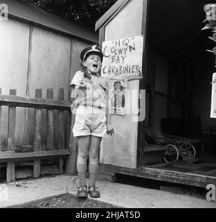 David Kilgour, 8 ans, veut être un soldat vu chez lui à Mochdre, dans la baie de Colwyn, avec les membres réguliers de son armée.22nd juin 1963. Banque D'Images