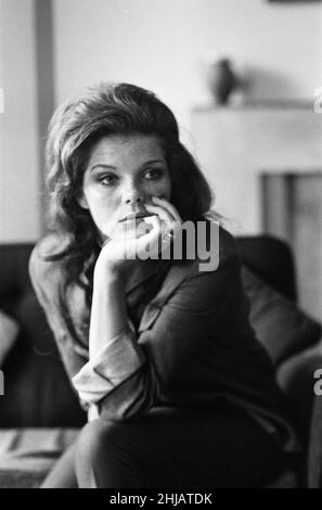 Samantha Eggar, actrice britannique, est interviewé par Donald Zec, journaliste de Daily Mirror, à son appartement à Londres, le lundi 11th novembre 1963. Banque D'Images