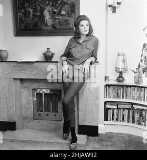 Samantha Eggar, actrice britannique, est interviewé par Donald Zec, journaliste de Daily Mirror, à son appartement à Londres, le lundi 11th novembre 1963. Banque D'Images