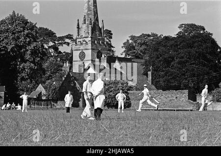 Un match de cricket a lieu dans le village de Wombourne, dans le Staffordshire, en Angleterre.28th juillet 1963. Banque D'Images