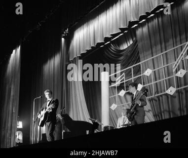 Phil Everly de Ther Everly Brothers chantant sur scène au Granada Cinema à East Ham, Londres sans son frère qui a un empoisonnement alimentaire et se remet dans un hôpital de Londres octobre 1962 Banque D'Images