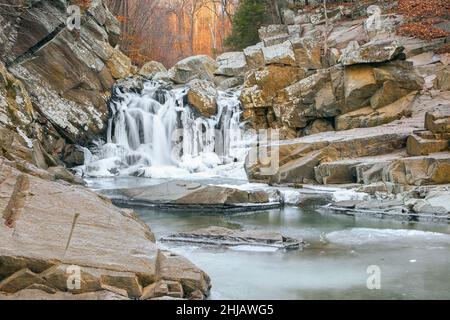 La chute d'eau Scott Run est partiellement gelée.Réserve naturelle de Scott Run.Comté de Fairfax.Virginie.ÉTATS-UNIS Banque D'Images