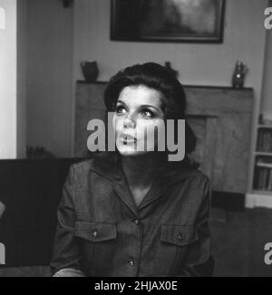 Samantha Eggar, actrice britannique, est interviewé par Donald Zec, journaliste de Daily Mirror, à son appartement à Londres, le lundi 11th novembre 1963. Banque D'Images