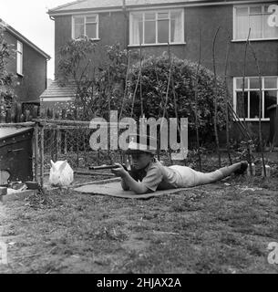 David Kilgour, 8 ans, qui veut être un soldat vu chez lui à Mochdre, Colwyn Bay, avec les membres réguliers de son armée, y compris le lapin Gwyneth.22nd juin 1963. Banque D'Images