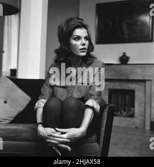 Samantha Eggar, actrice britannique, est interviewé par Donald Zec, journaliste de Daily Mirror, à son appartement à Londres, le lundi 11th novembre 1963. Banque D'Images