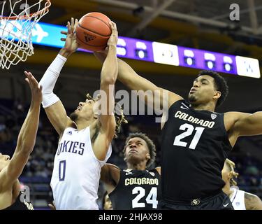 Seattle, WA, États-Unis.27th janvier 2022.Le garde de Washington Emmitt Matthews Jr combat sous le plateau pendant la première moitié du match de basket-ball NCAA entre les Colorado Buffaloes et les Washington Huskies au pavillon HEC Edmundson à Seattle, WA.Steve Faber/CSM/Alamy Live News Banque D'Images