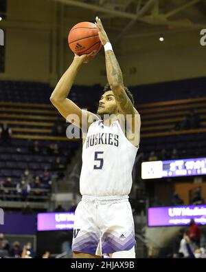 Seattle, WA, États-Unis.27th janvier 2022.Jamal Bey, garde de Washington, avec un coup de volant au cours de la première partie de basket-ball NCAA entre les Colorado Buffaloes et les Washington Huskies au pavillon HEC Edmundson à Seattle, WA.Steve Faber/CSM/Alamy Live News Banque D'Images