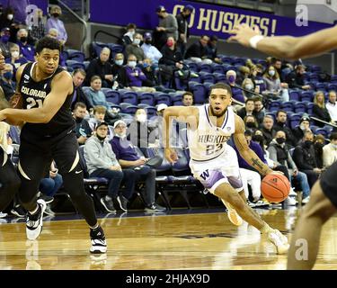 Seattle, WA, États-Unis.27th janvier 2022.Le garde de Washington Terrell Brown Jr sèche la voie dans la première moitié du match de basket-ball NCAA entre les Colorado Buffaloes et les Washington Huskies au pavillon HEC Edmundson à Seattle, WA.Steve Faber/CSM/Alamy Live News Banque D'Images