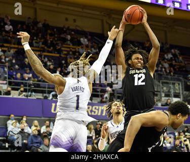 Seattle, WA, États-Unis.27th janvier 2022.Le garde du Colorado, Jabari Walker, fait un rebond pendant la première moitié du match de basket-ball de la NCAA entre les Colorado Buffaloes et les Washington Huskies au pavillon HEC Edmundson à Seattle, WA.Steve Faber/CSM/Alamy Live News Banque D'Images