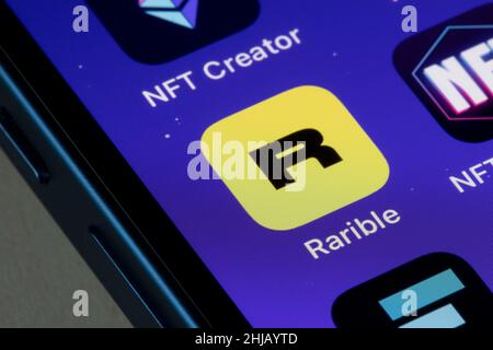L'application Rarible est visible sur un iPhone.Rarible est une plate-forme basée sur Ethereum qui facilite la création et le commerce des droits de propriété sur les œuvres numériques... Banque D'Images