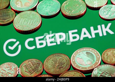 Variété de pièces de monnaie en métal sur le fond du logo Sberbank Banque D'Images