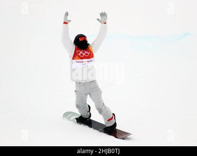 Photo du dossier en date du 14-02-2018 du Shaun White des États-Unis célèbre la médaille d'or gagnante dans la Snowboard de Halfpipe pour hommes.La superstar américaine de 35 ans n'est peut-être pas en forme pour défendre avec succès son titre de demi-pipe de snowboard : il a lutté contre Covid et n'a atteint que le podium depuis son héroïque Pyeongchang.Mais après avoir fait un retour dans l'équipe américaine, la vue de White dans l'action olympique pour la dernière fois sera encore une question de sauveur.Date de publication : vendredi 28 janvier 2022. Banque D'Images