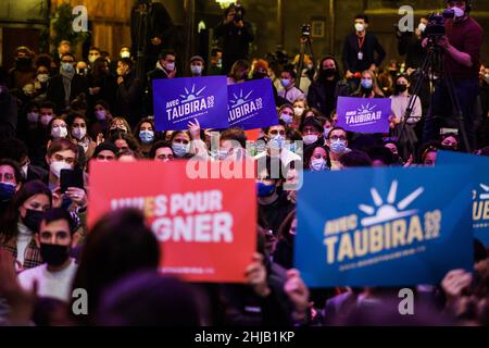 Bordeaux, France.27th janvier 2022.Partisans de l'ancien ministre français de la Justice et candidat à l'élection présidentielle de 2022 Christiane Taubira lors d'une réunion publique de campagne à Bordeaux, dans le sud-ouest de la France, le 27 janvier 2022.Photo de Thibaud Moritz/ABACAPRESS.COM crédit: Abaca Press/Alay Live News Banque D'Images