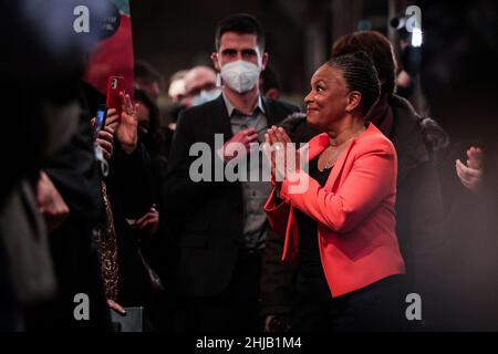 Bordeaux, France.27th janvier 2022.L'ancienne ministre française de la Justice et candidate de gauche à la présidence, Christiane Taubira, accueille ses partisans avant une réunion à la salle de la Faiencherie à Bordeaux le 27 janvier 2022.Photo de Thibaud Moritz/ABACAPRESS.COM crédit: Abaca Press/Alay Live News Banque D'Images