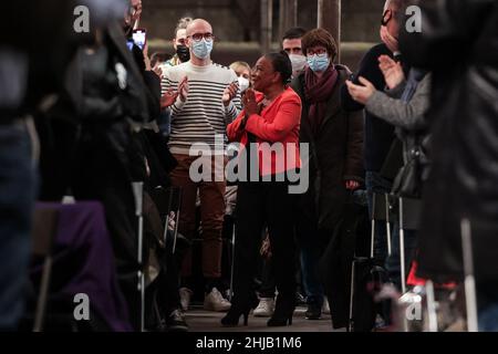 Bordeaux, France.27th janvier 2022.L'ancienne ministre française de la Justice et candidate de gauche à la présidence, Christiane Taubira, accueille ses partisans avant une réunion à la salle de la Faiencherie à Bordeaux le 27 janvier 2022.Photo de Thibaud Moritz/ABACAPRESS.COM crédit: Abaca Press/Alay Live News Banque D'Images