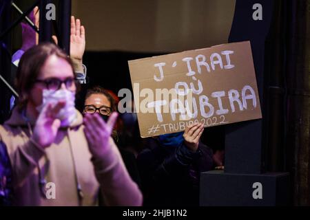 Bordeaux, France.27th janvier 2022.Partisans de l'ancien ministre français de la Justice et candidat à l'élection présidentielle de 2022 Christiane Taubira lors d'une réunion publique de campagne à Bordeaux, dans le sud-ouest de la France, le 27 janvier 2022.Photo de Thibaud Moritz/ABACAPRESS.COM crédit: Abaca Press/Alay Live News Banque D'Images