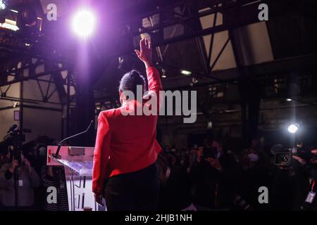 Bordeaux, France.27th janvier 2022.L'ancienne ministre française de la Justice et candidate de gauche à la présidence, Christiane Taubira, accueille ses partisans avant une réunion à la salle de la Faiencherie à Bordeaux le 27 janvier 2022.Photo de Thibaud Moritz/ABACAPRESS.COM crédit: Abaca Press/Alay Live News Banque D'Images