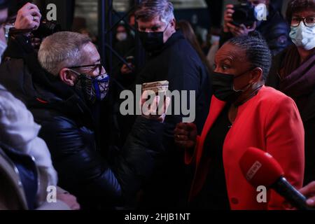 Bordeaux, France.27th janvier 2022.L'ancienne ministre française de la Justice et candidate de gauche à la présidence, Christiane Taubira, accueille ses partisans après une réunion à la salle de la Faiencherie à Bordeaux le 27 janvier 2022.Photo de Thibaud Moritz/ABACAPRESS.COM crédit: Abaca Press/Alay Live News Banque D'Images