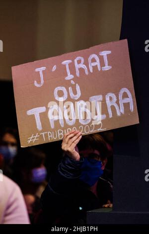 Bordeaux, France.27th janvier 2022.Partisans de l'ancien ministre français de la Justice et candidat à l'élection présidentielle de 2022 Christiane Taubira lors d'une réunion publique de campagne à Bordeaux, dans le sud-ouest de la France, le 27 janvier 2022.Photo de Thibaud Moritz/ABACAPRESS.COM crédit: Abaca Press/Alay Live News Banque D'Images