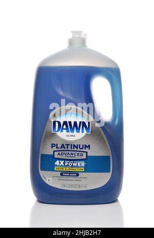 IRVINE, CALIFORNIE - 27 JANVIER 2022 : une bouteille de détergent pour lave-vaisselle Dawn Ultra Platinum. Banque D'Images