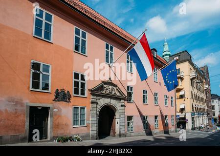 Drapeau tricolore français et drapeau de l'Union européenne décorent le bâtiment à Stockholm, en Suède Banque D'Images