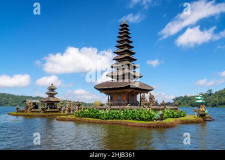 Le temple de l'eau de Bali sur le lac Bratan est le plus beau temple de Bali, en Indonésie.Le temple de Pura Ulun Danu Beratan est situé au bord du lac. Banque D'Images