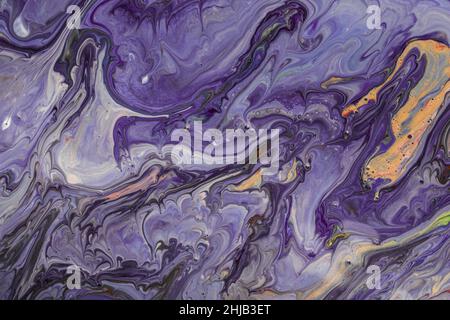 Gros plan d'un fluide violet abstrait acrylique pour peinture Banque D'Images