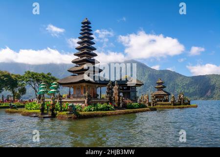 Le temple de l'eau de Bali sur le lac Bratan est le plus beau temple de Bali, en Indonésie.Le temple de Pura Ulun Danu Beratan est situé au bord du lac. Banque D'Images