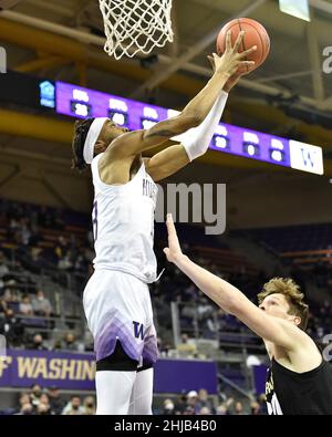 Seattle, WA, États-Unis.27th janvier 2022.Washington avance Langston Wilson avec l'inverse pendant le match de basket-ball NCAA entre les Colorado Buffaloes et les Washington Huskies au pavillon HEC Edmundson à Seattle, WA.Washington défait le Colorado 60-58.Steve Faber/CSM/Alamy Live News Banque D'Images