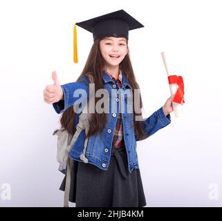 Bonne fille étudiante montrant les pouces vers le haut et debout sur fond blanc Banque D'Images