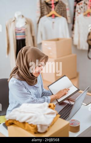 des designers musulmans vendant son produit en ligne par le biais du marché de commerce électronique Banque D'Images