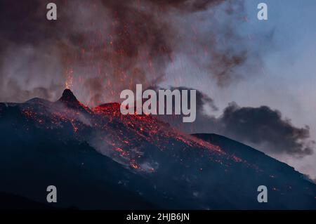 Éruption volcanique active la nuit sur l'île Stromboli en Italie Banque D'Images