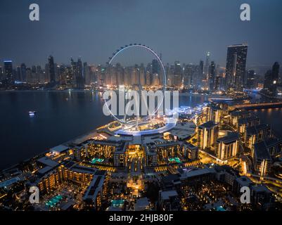 Ain Dubai, la plus grande roue de ferris au monde sur l'île Bluewaters à Dubai Marina illuminée dans le ciel nocturne ; vue aérienne des principales destinations de dubaï Banque D'Images