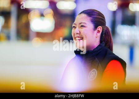 Pasay City, Pasay City.21st janvier 2022.Nikki Cheng, 29 ans, président de la Philippine Skating Union et membre de la délégation philippine aux Jeux olympiques d'hiver de Beijing, sourit sur la patinoire d'un centre commercial de Pasay City, aux Philippines, le 21 janvier 2022.POUR ALLER AVEC: Feature: Les yeux sur la glace, plus de jeunes Philippins embrassent les sports d'hiver via Beijing 2022.Crédit: Rouelle Umali/Xinhua/Alamy Live News Banque D'Images