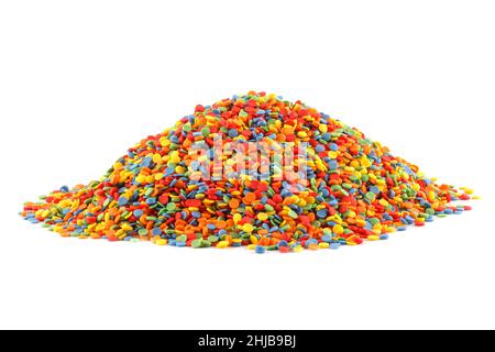 pile de pois saupoudrés de sucre de couleur isolés sur blanc Banque D'Images