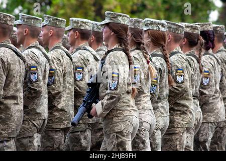 Ukraine, Kiev - 18 août 2021 : filles militaires.Forces aériennes.Armée ukrainienne.Il y a un détachement de sauveteurs qui marchent dans le défilé.Foule de mars.Soldats de l'armée.Femme soldat en uniforme Banque D'Images