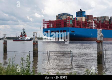 Doel, Belgique, le 17 août 2020, à l'arrière du navire à conteneurs Cosco Shipping au départ de Hong Kong, accompagné d'un remorqueur près du village de Doe Banque D'Images