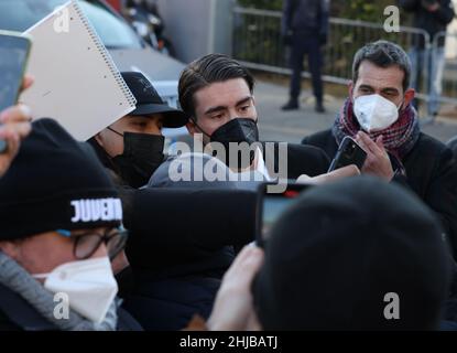 Turin, Italie.28th janvier 2022.Dusan Vlahovic arrive au J Medical Center pour terminer son transfert de Fiorentina à Juventus, pour un montant de plus de 75 millions d'euros.Date de la photo : 28th janvier 2022.Crédit photo à lire: Jonathan Moscrop/Sportimage crédit: Sportimage/Alay Live News Banque D'Images