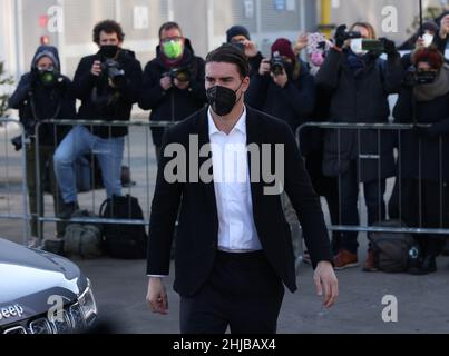 Turin, Italie.28th janvier 2022.Dusan Vlahovic arrive au J Medical Center pour terminer son transfert de Fiorentina à Juventus, pour un montant de plus de 75 millions d'euros.Date de la photo : 28th janvier 2022.Crédit photo à lire: Jonathan Moscrop/Sportimage crédit: Sportimage/Alay Live News Banque D'Images