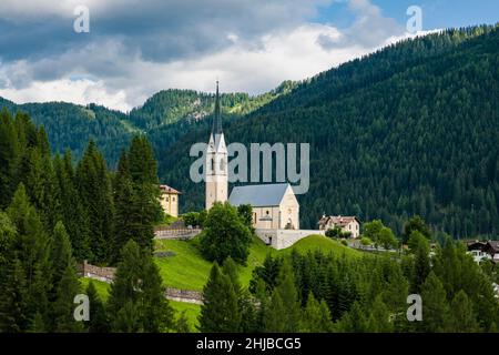 L'église Chiesa di San Lorenzo Martyre à Selva di Cadore au pied du col de Giau, Passo di Giau. Banque D'Images