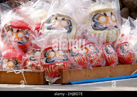 Hino, Tokyo, Japon.28th janvier 2022.Des poupées de Daruma japonaises sont vues au temple Takahata Fudoson à Hino City.Environ 150 vendeurs se rassemblent pour vendre des poupées Daruma sans que les élèves soient peints sur leurs yeux pour les personnes cherchant de la chance pendant l'année.Les gens colorent dans un élève quand un désir est fait ou un objectif fixé, et quand le désir vient vrai ou le but est atteint ils remplissent l'autre élève.À la fin de l'année, les poupées Daruma utilisées sont retournées au temple pour être brûlées.(Image de crédit: © Rodrigo Reyes Marin/ZUMA Press Wire) Banque D'Images