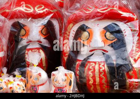 Hino, Tokyo, Japon.28th janvier 2022.Des poupées de Daruma japonaises sont vues au temple Takahata Fudoson à Hino City.Environ 150 vendeurs se rassemblent pour vendre des poupées Daruma sans que les élèves soient peints sur leurs yeux pour les personnes cherchant de la chance pendant l'année.Les gens colorent dans un élève quand un désir est fait ou un objectif fixé, et quand le désir vient vrai ou le but est atteint ils remplissent l'autre élève.À la fin de l'année, les poupées Daruma utilisées sont retournées au temple pour être brûlées.(Image de crédit: © Rodrigo Reyes Marin/ZUMA Press Wire) Banque D'Images