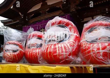 Hino, Tokyo, Japon.28th janvier 2022.Des poupées de Daruma japonaises sont vues au temple Takahata Fudoson à Hino City.Environ 150 vendeurs se rassemblent pour vendre des poupées Daruma sans que les élèves soient peints sur leurs yeux pour les personnes cherchant de la chance pendant l'année.Les gens colorent dans un élève quand un désir est fait ou un objectif fixé, et quand le désir vient vrai ou le but est atteint ils remplissent l'autre élève.À la fin de l'année, les poupées Daruma utilisées sont retournées au temple pour être brûlées.(Image de crédit: © Rodrigo Reyes Marin/ZUMA Press Wire) Banque D'Images