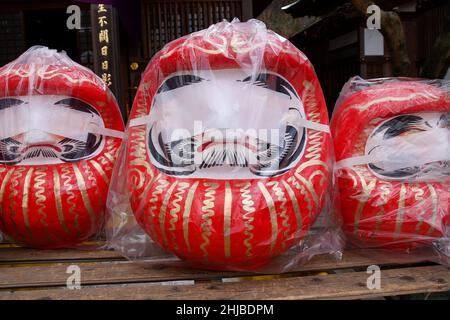 Hino, Tokyo, Japon.28th janvier 2022.Des poupées de Daruma japonaises sont vues au temple Takahata Fudoson à Hino City.Environ 150 vendeurs se rassemblent pour vendre des poupées Daruma sans que les élèves soient peints sur leurs yeux pour les personnes cherchant de la chance pendant l'année.Les gens colorent dans un élève quand un désir est fait ou un objectif fixé, et quand le désir vient vrai ou le but est atteint ils remplissent l'autre élève.À la fin de l'année, les poupées Daruma utilisées sont retournées au temple pour être brûlées.(Image de crédit: © Rodrigo Reyes Marin/ZUMA Press Wire) Banque D'Images