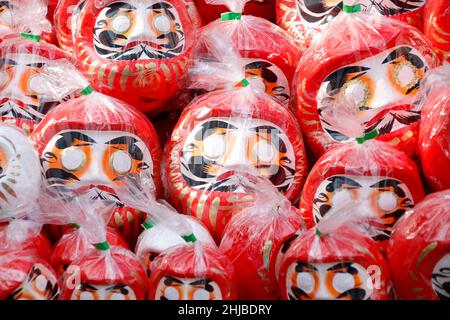 Hino, Tokyo, Japon.28th janvier 2022.Des poupées de Daruma japonaises sont vues au temple Takahata Fudoson à Hino City.Environ 150 vendeurs se rassemblent pour vendre des poupées Daruma sans que les élèves soient peints sur leurs yeux pour les personnes cherchant de la chance pendant l'année.Les gens colorent dans un élève quand un désir est fait ou un objectif fixé, et quand le désir vient vrai ou le but est atteint ils remplissent l'autre élève.À la fin de l'année, les poupées Daruma utilisées sont retournées au temple pour être brûlées.(Image de crédit: © Rodrigo Reyes Marin/ZUMA Press Wire) Banque D'Images