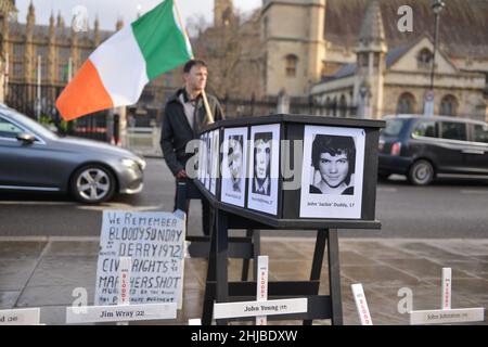 Des membres de la communauté irlandaise à Londres se sont réunis en dehors du Parlement britannique pour marquer l'anniversaire du dimanche sanglant de 50th. Banque D'Images