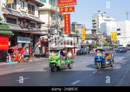 Scène de rue avec tuk tuk, Bangkok, Thaïlande Banque D'Images